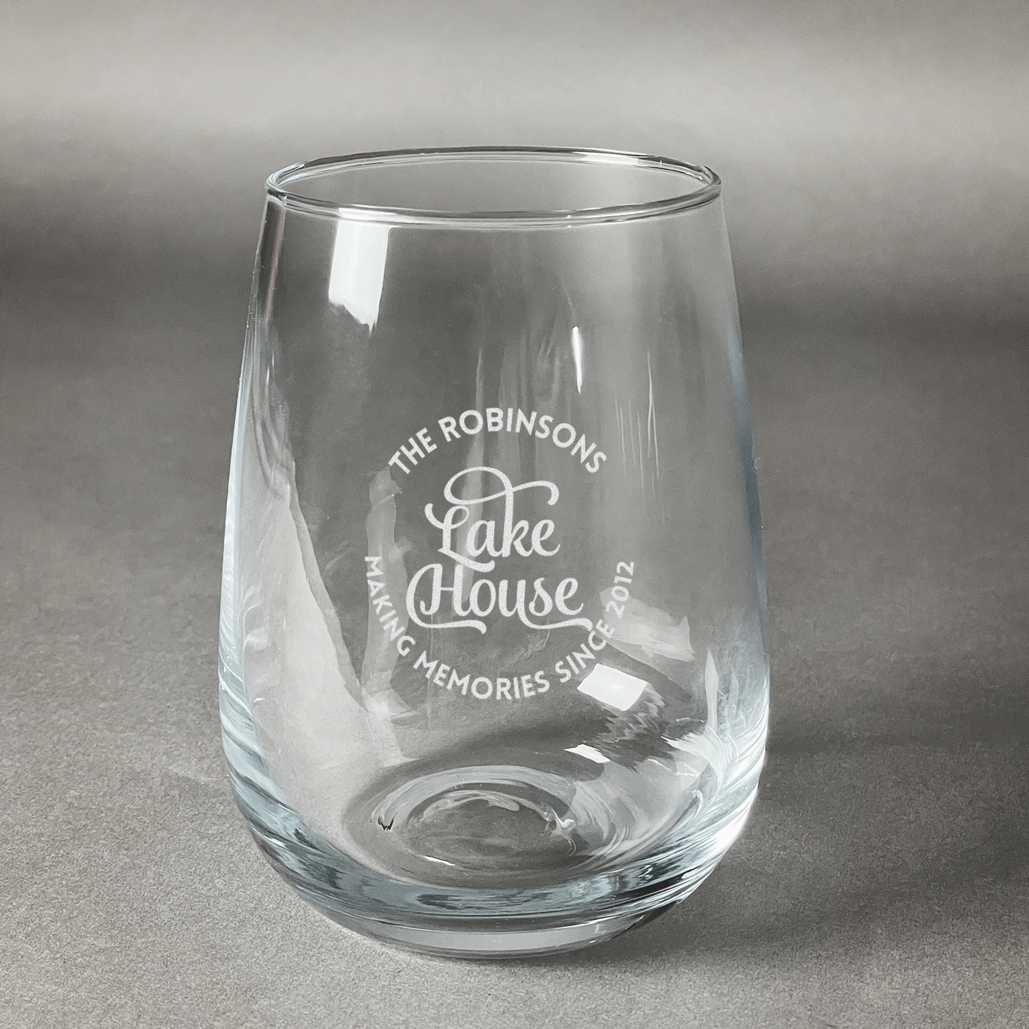 https://www.youcustomizeit.com/common/MAKE/1018278/Lake-House-2-Stemless-Wine-Glass-Front-Approval.jpg?lm=1682544408