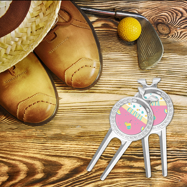 Summer Lemonade Divot Tool - LIFESTYLE