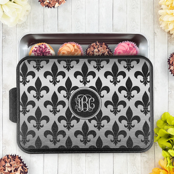 Fleur De Lis Aluminum Baking Pan - Black Lid - LIFESTYLE