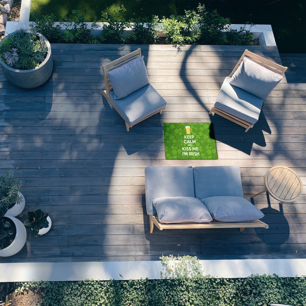 Kiss Me I'm Irish 2'x3' Patio Rug - In Context