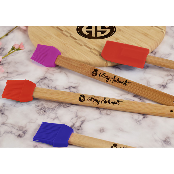 Nurse Silicone Brush - Red - Lifestyle