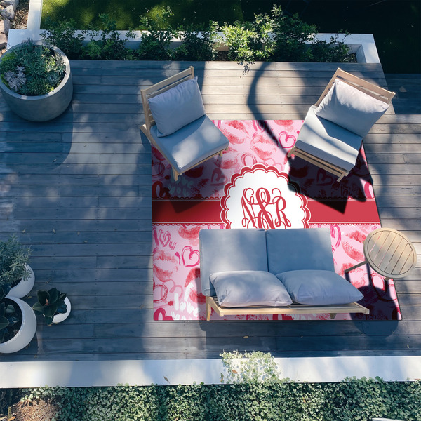 Lips n Hearts 8'x10' Patio Rug - In context