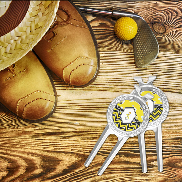 Buzzing Bee Divot Tool - LIFESTYLE