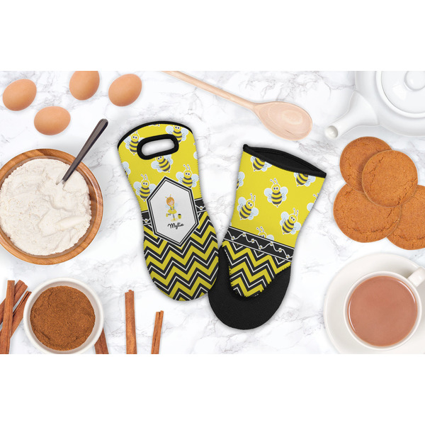 Buzzing Bee Neoprene Oven Mitt - Lifestyle Image