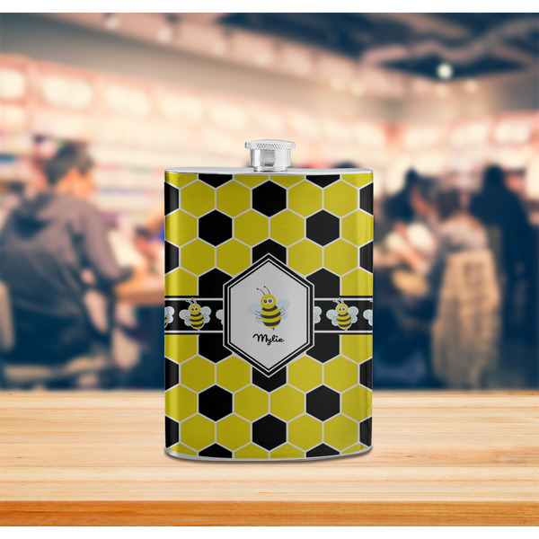 Honeycomb Stainless Steel Flask - LIFESTYLE 2