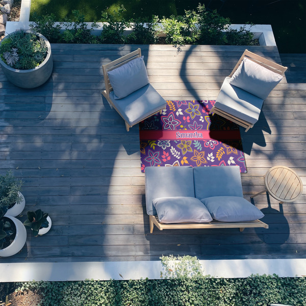 Simple Floral 4'x6' Patio Rug - In context