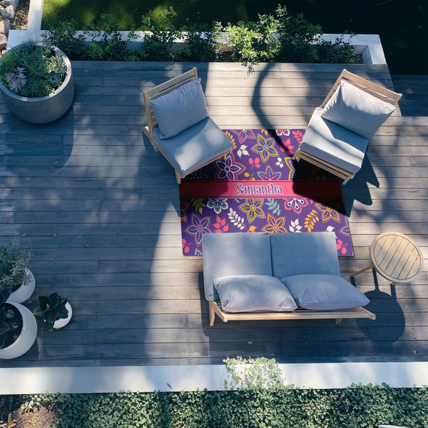 Simple Floral 5'x7' Patio Rug - In context