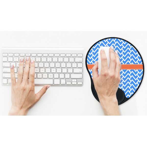 Zigzag Mouse Pad with Wrist Rest - LIFESYTLE 2 (in use)