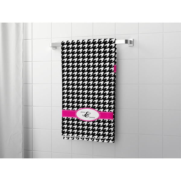 Houndstooth w/Pink Accent Bath Towel - LIFESTYLE