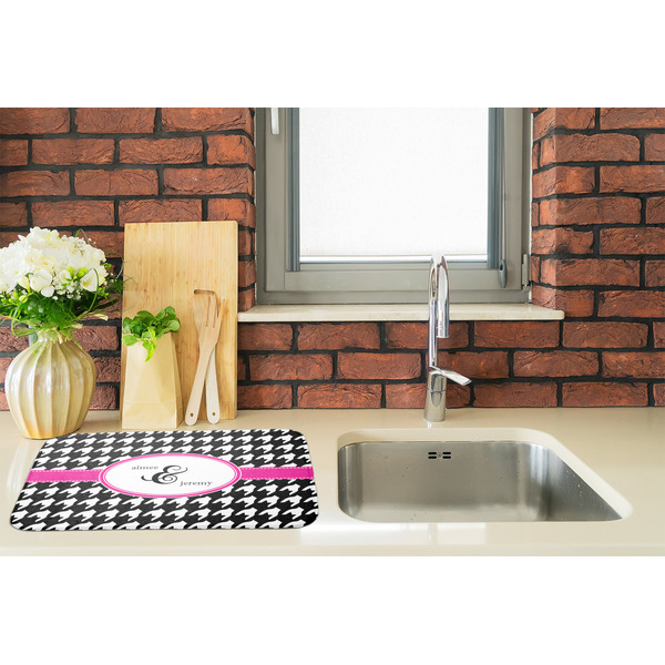 Houndstooth w/Pink Accent Dish Drying Mat - LIFESTYLE 2