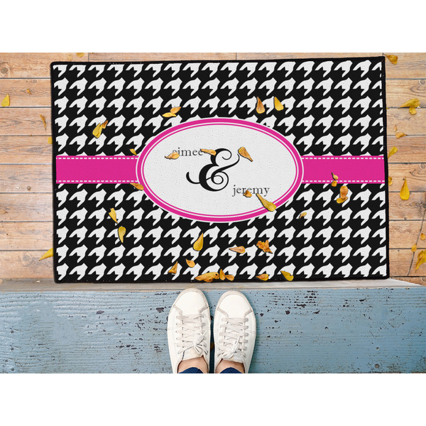 Houndstooth w/Pink Accent Door Mat - LIFESTYLE (Med)