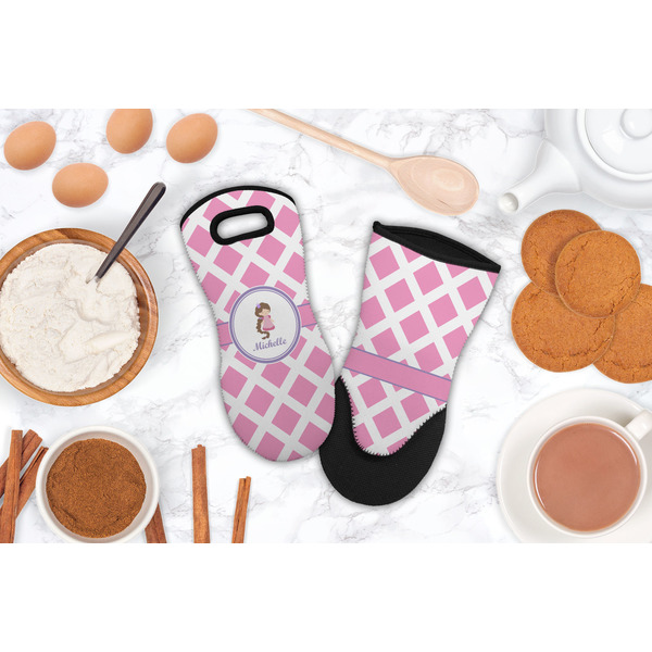 Diamond Print w/Princess Neoprene Oven Mitt - Lifestyle Image