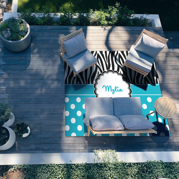 Dots & Zebra 8'x10' Patio Rug - In context