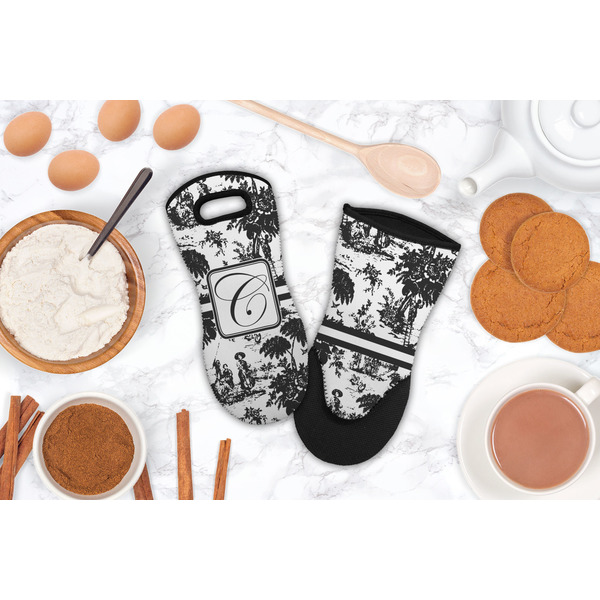 Toile Neoprene Oven Mitt - Lifestyle Image