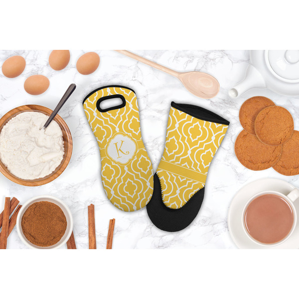 Trellis Neoprene Oven Mitt - Lifestyle Image