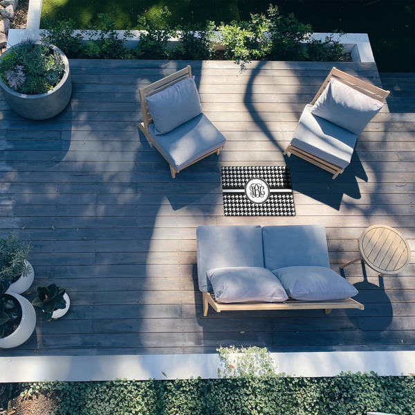 Houndstooth 2'x3' Patio Rug - In Context