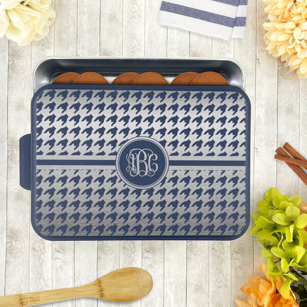 Houndstooth Aluminum Baking Pan - Navy Lid - LIFESTYLE
