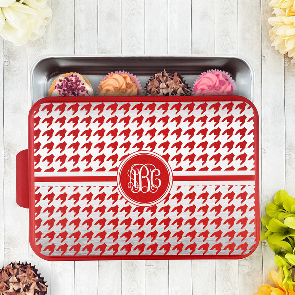 Houndstooth Aluminum Baking Pan - Red Lid - LIFESTYLE