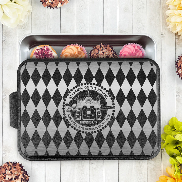Streamin' on the Strand Aluminum Baking Pan - Black Lid - LIFESTYLE